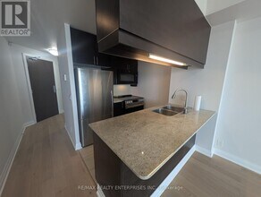 1055 Southdown Rd in Mississauga, ON - Building Photo - Building Photo