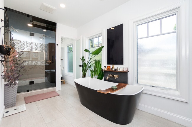 452 W 4th St, Unit 452
