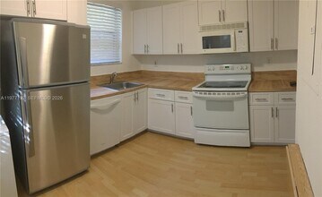 11216 SW 12th St in Pembroke Pines, FL - Foto de edificio - Building Photo