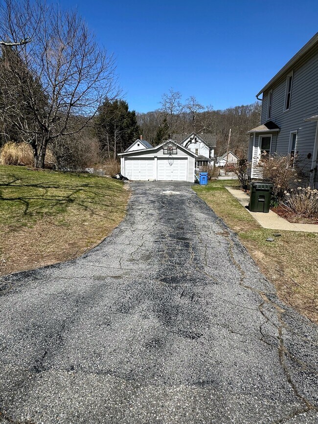 42 Maennerchor Ave in Norwich, CT - Building Photo - Building Photo