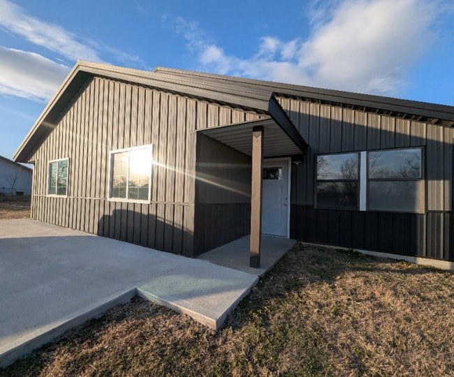 597 SE 110th Rd in Warrensburg, MO - Foto de edificio - Building Photo