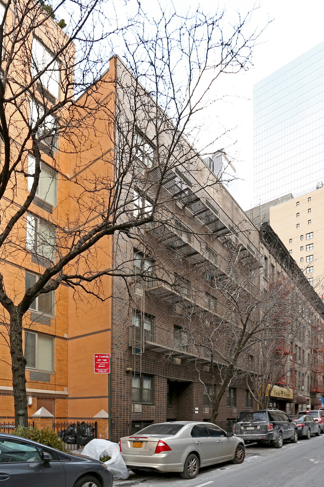 319 W 54th St in New York, NY - Foto de edificio - Building Photo