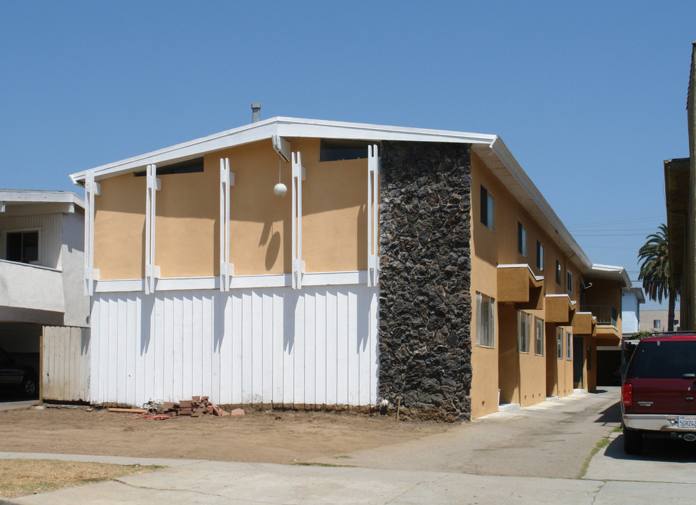 3740 Midvale Ave in Los Angeles, CA - Building Photo