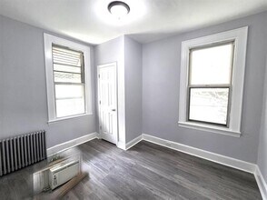 42 Bryant Ave in Jersey City, NJ - Foto de edificio - Building Photo