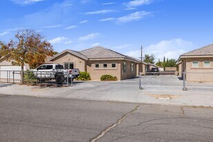16476 Smoke Tree St in Hesperia, CA - Building Photo