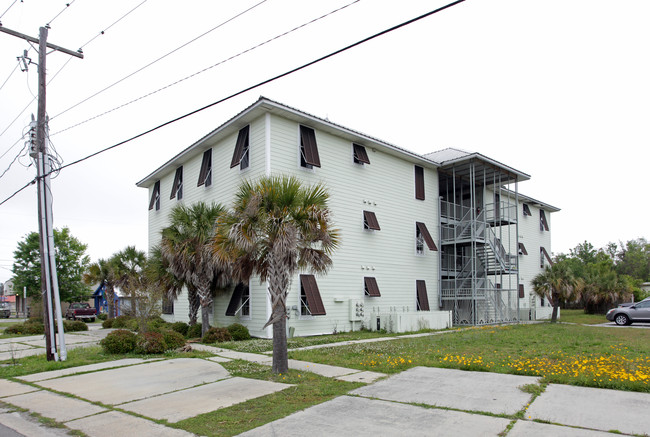 699 Dunbar Ave in Bay St. Louis, MS - Foto de edificio - Building Photo