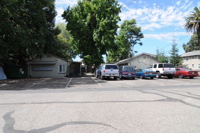 324 4th St in Broderick, CA - Foto de edificio - Building Photo