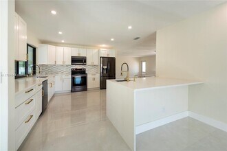 4700 McKinley St in Hollywood, FL - Building Photo - Building Photo