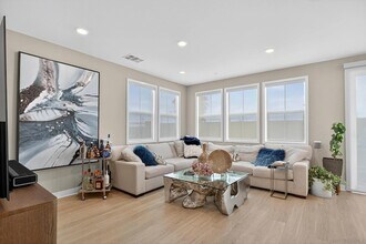1733 Artemisia Ct in Carlsbad, CA - Foto de edificio - Building Photo