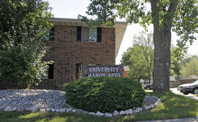 University Manor in Waukesha, WI - Foto de edificio - Building Photo