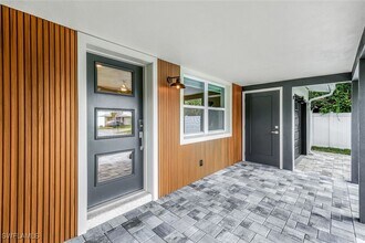 975 22nd Ave N in Naples, FL - Foto de edificio - Building Photo