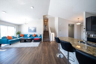 8525 Titanium Cir in Woodbury, MN - Building Photo - Building Photo