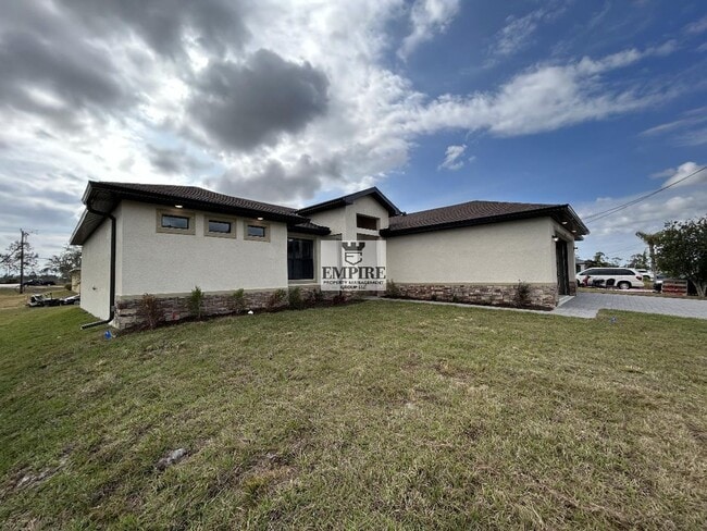 2100 NE 33rd Terrace in Cape Coral, FL - Foto de edificio - Building Photo