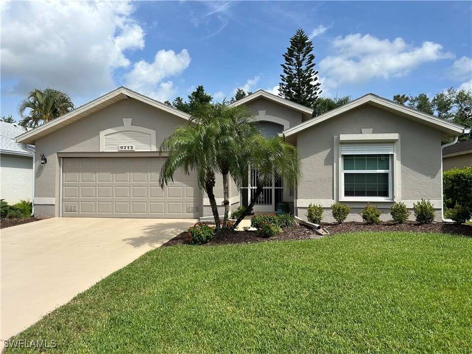 9245 Lanthorn Way in Estero, FL - Building Photo