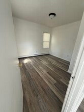149 2nd Ave, Unit Second floor in Woonsocket, RI - Foto de edificio - Building Photo