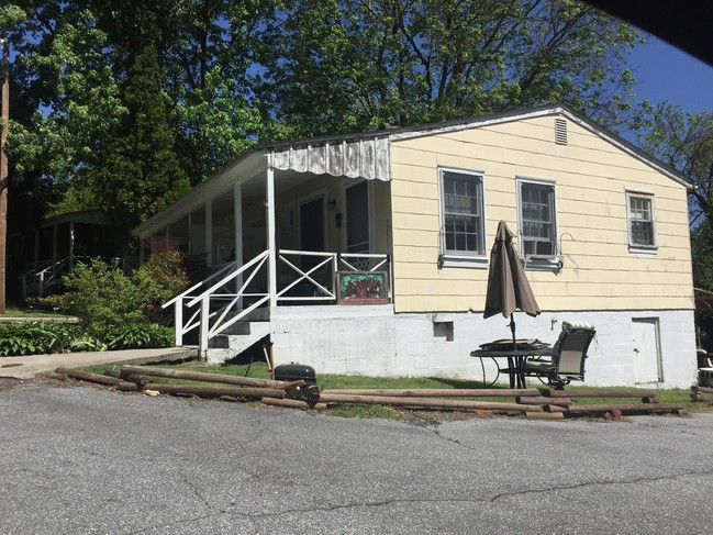 526 Fleming Street in Hendersonville, NC - Building Photo - Building Photo