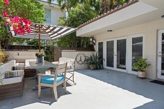 5830 Pine Tree Dr in Miami, FL - Building Photo - Building Photo