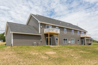 Forest Grove Crossing in Bettendorf, IA - Foto de edificio - Building Photo