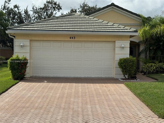 443 SW Talquin Ln in Port St. Lucie, FL - Foto de edificio - Building Photo