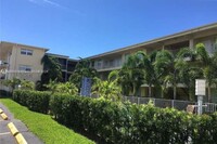 1100 NE 1st Ct, Unit 115 in Hallandale Beach, FL - Foto de edificio - Building Photo