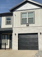 The Woods Townhomes in Springfield, MO - Foto de edificio - Building Photo