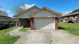 1411 N Hartford Ave in Russellville, AR - Building Photo