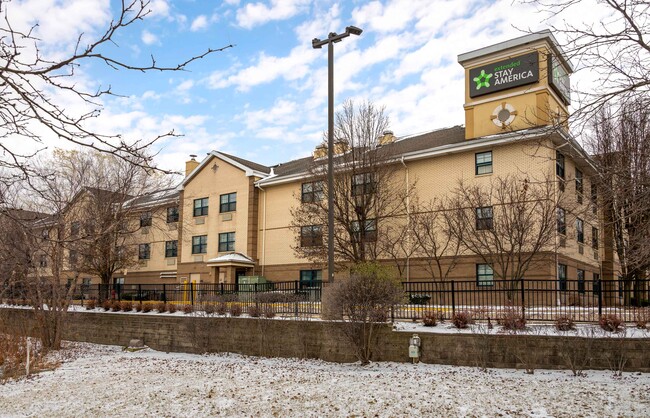 2000 N Roselle Rd in Schaumburg, IL - Foto de edificio - Building Photo