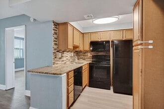 744 Executive Center Dr in West Palm Beach, FL - Building Photo - Building Photo