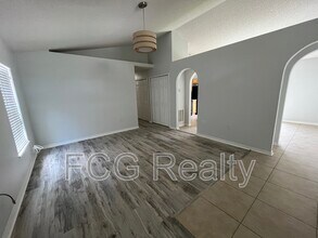 2049 Whispering Trails Blvd in Winter Haven, FL - Foto de edificio - Building Photo