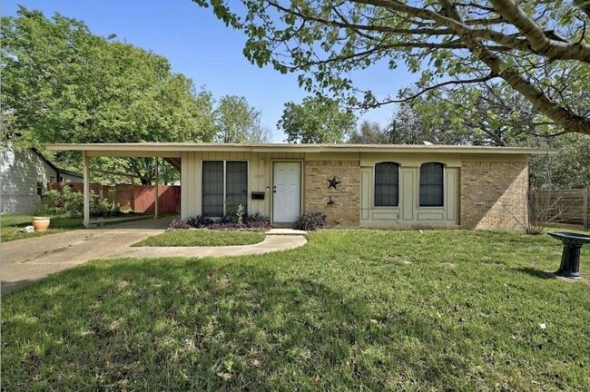 1402 Camelot Cir in Austin, TX - Building Photo - Building Photo