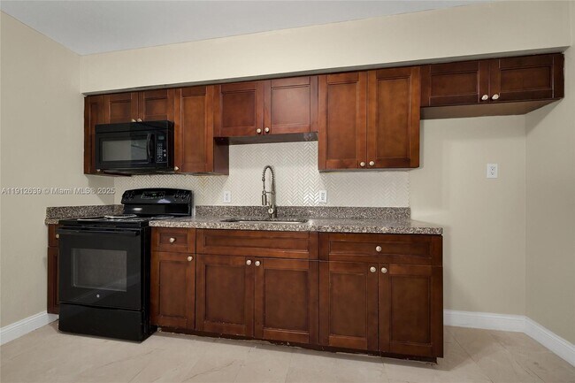 2823 NW 97th St in Miami, FL - Building Photo - Building Photo