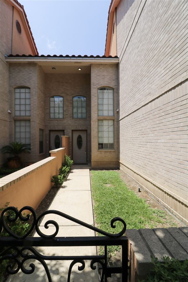 7521 Country Club Dr in Laredo, TX - Foto de edificio - Building Photo