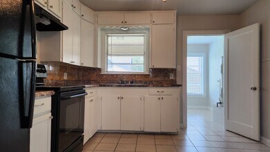 5611 George Bush Dr in Katy, TX - Building Photo - Building Photo