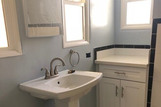 4235 Degnan Blvd, Unit Degnan in Los Angeles, CA - Foto de edificio - Building Photo