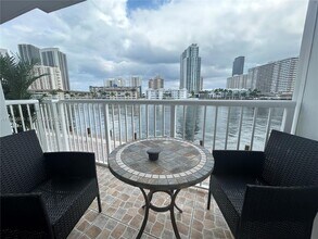 121 Golden Isles Dr in Hallandale Beach, FL - Building Photo - Building Photo