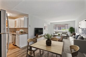 Mid Island Apartments in Bay Shore, NY - Foto de edificio - Building Photo