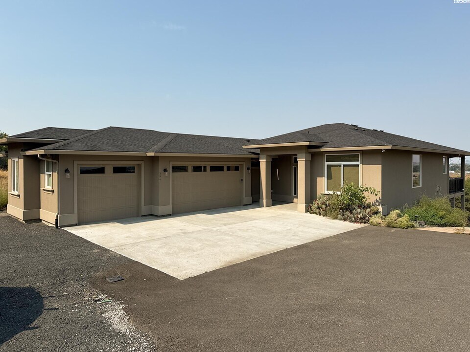 396 Columbia Park Trail in Richland, WA - Building Photo