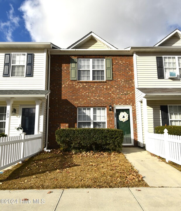 105 Meadowbrook Ln in Jacksonville, NC - Building Photo