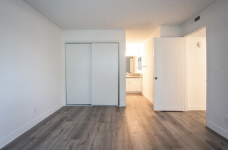 Oxnard Apartments in Van Nuys, CA - Building Photo - Interior Photo