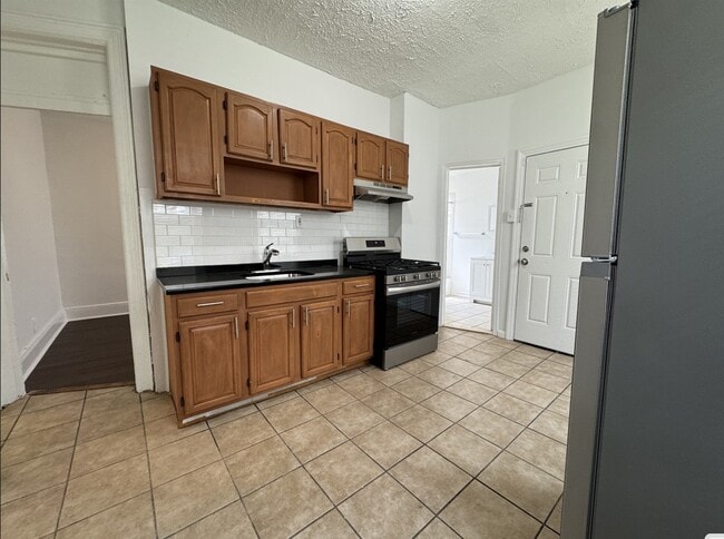 138 Woodlawn Ave, Unit 4