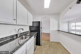 12307 Braxfield Ct, Unit 5 in North Bethesda, MD - Foto de edificio - Building Photo
