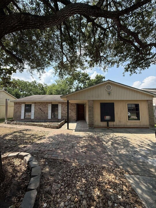 16210 Lazy Ridge Rd in Houston, TX - Building Photo
