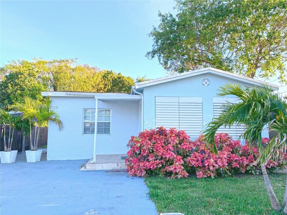 324 NW 52nd St in Miami, FL - Building Photo