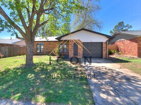 652 W Hillcrest Dr in Mustang, OK - Building Photo