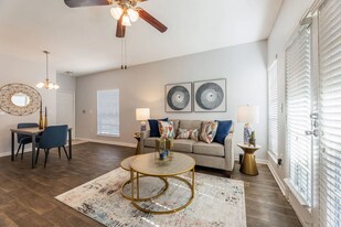 8523 Jackrabbit Rd in Houston, TX - Building Photo