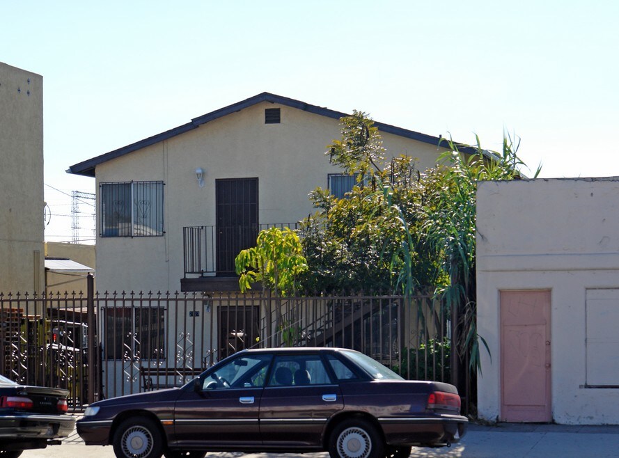 University House Apartments in Los Angeles, CA - Building Photo