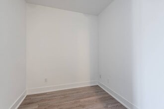 1-621 Belsize Dr in Toronto, ON - Building Photo - Building Photo