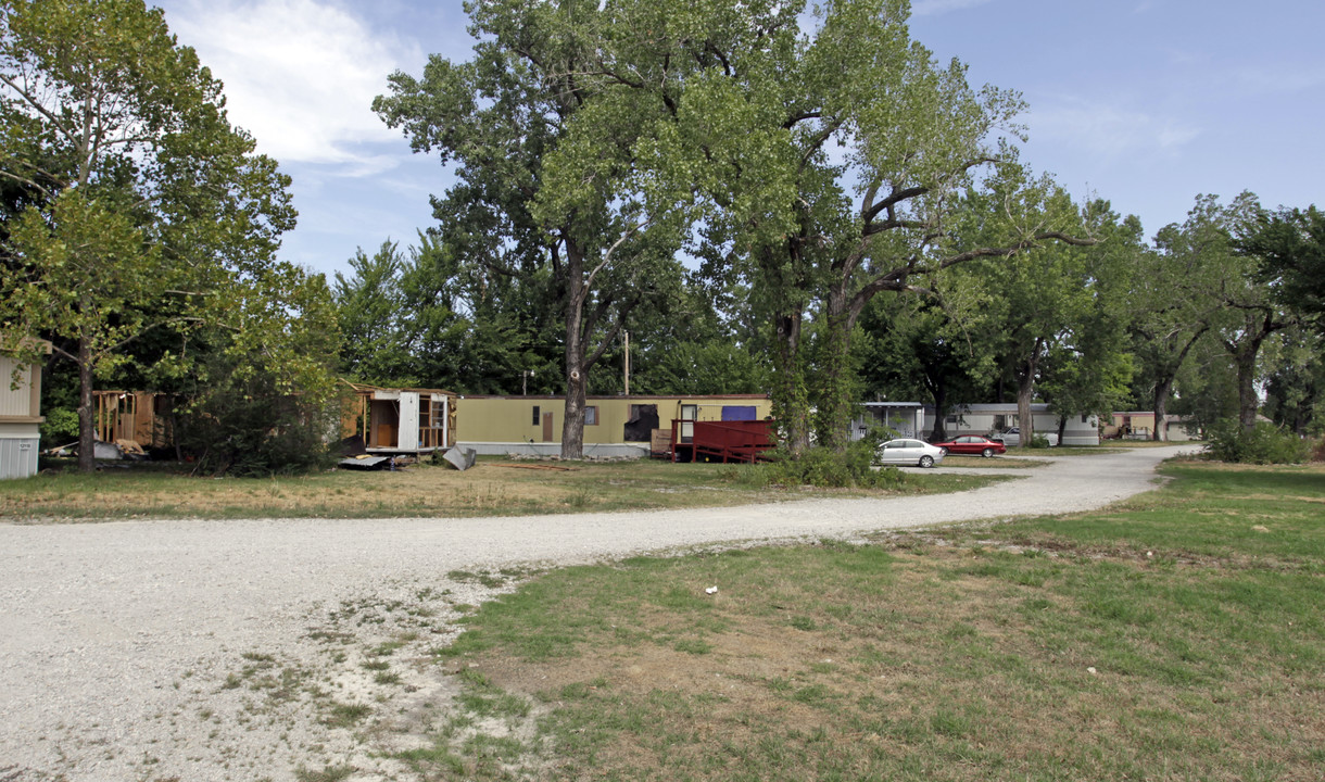 Shadow Lake Mobile Home Park in Collinsville, OK - Building Photo