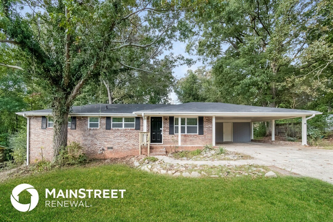 6200 King Arthur Dr in Douglasville, GA - Building Photo