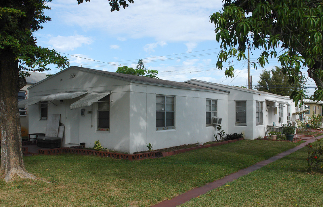 1911-1919 Buchanan St in Hollywood, FL - Building Photo